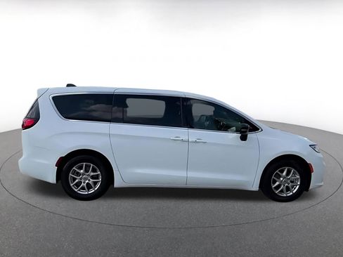 Used 2025 Chrysler Pacifica Select image 16