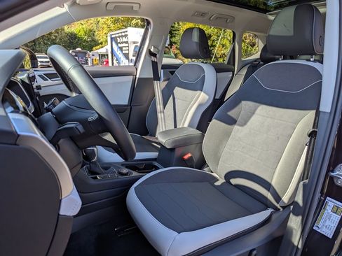 Used 2025 Volkswagen Taos SE w/ Panoramic Sunroof Package image 26