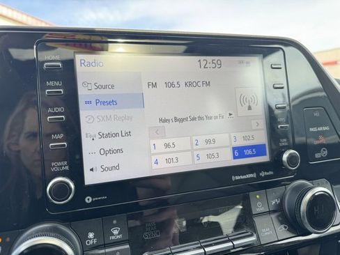 Used 2020 Toyota Highlander XLE image 3