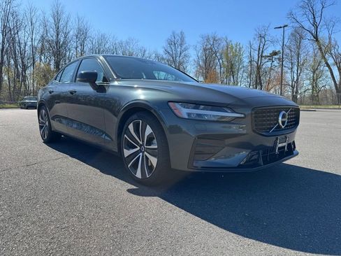 Used 2022 Volvo S60 B5 Momentum w/ Climate Package image 1