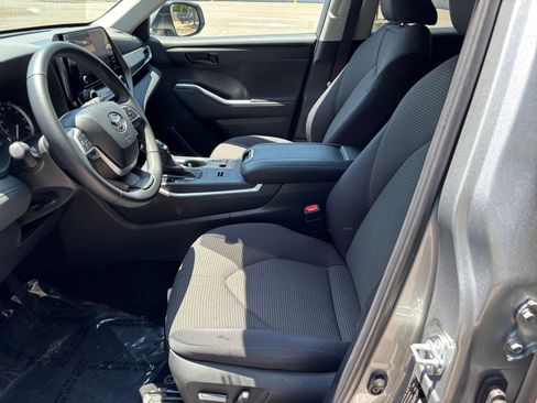 Used 2025 Toyota Highlander LE FWD image 29