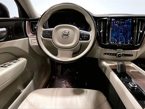 Certified 2022 Volvo XC60 B5 Momentum w/ Climate Package image 6