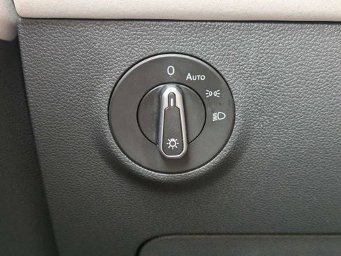 Certified 2025 Volkswagen Taos SE w/ Panoramic Sunroof Package image 32