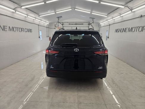 Used 2021 Toyota Sienna XLE w/ XLE Plus Package AWD/4WD image 5