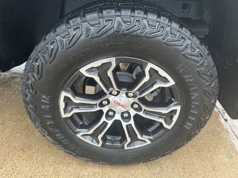 Used 2024 GMC Canyon AT4 w/ AT4 Premium Package image 33