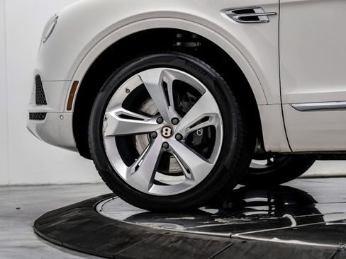 Used 2019 Bentley Bentayga image 96