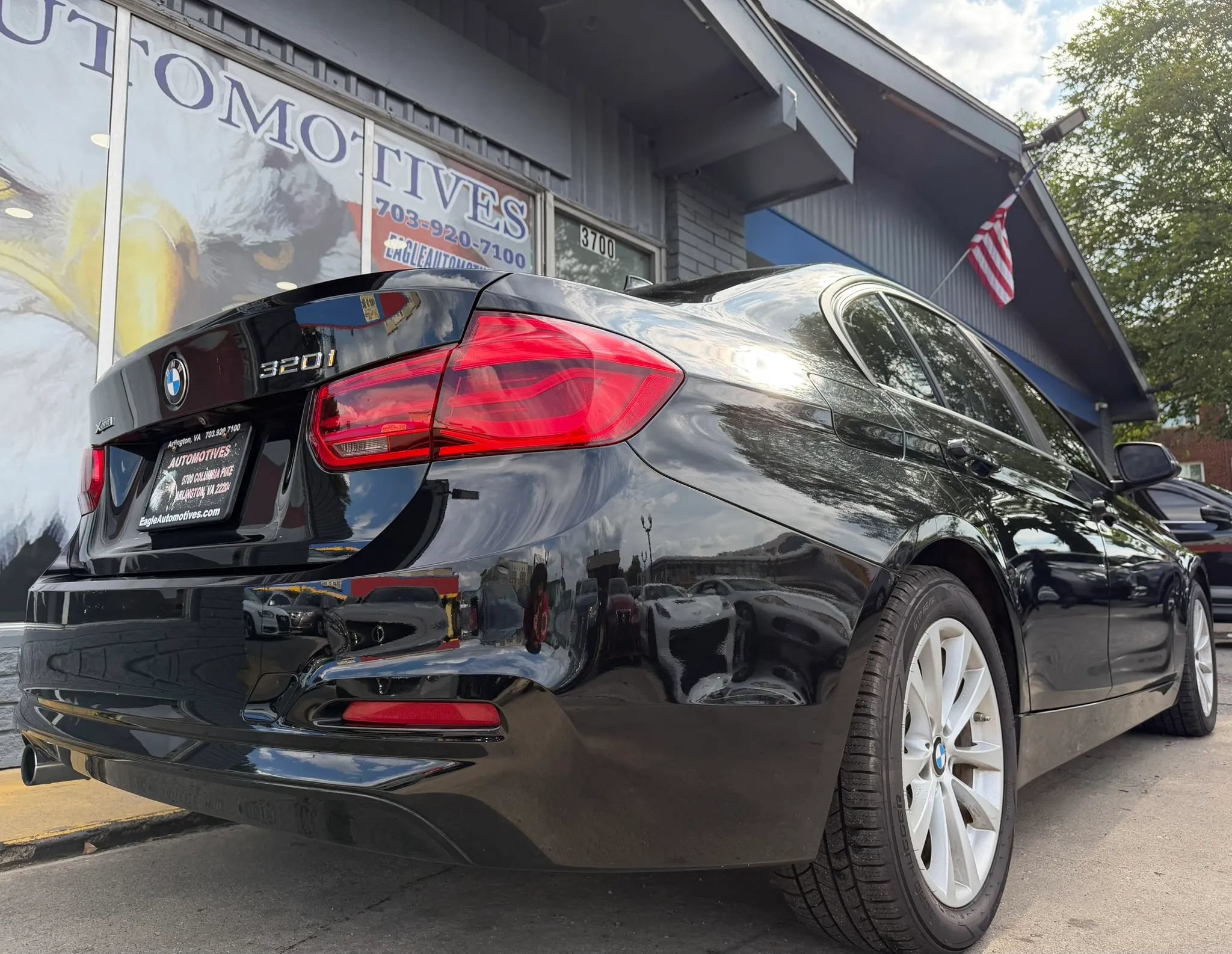 Used 2018 BMW 320i xDrive Sedan AWD/4WD image 3
