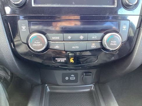 Used 2019 Nissan Rogue SV image 35