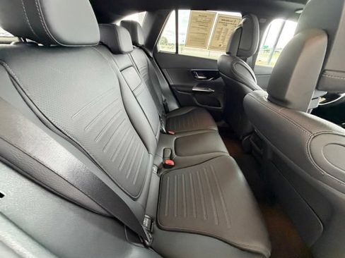 Used 2025 Mercedes-Benz GLC 300 4MATIC image 32