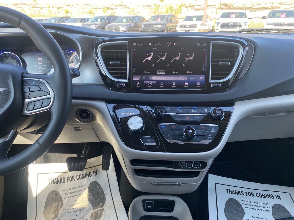 Used 2024 Chrysler Pacifica Touring-L FWD image 18
