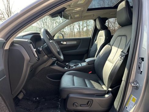 Certified 2025 Volvo XC40 B5 Core image 17
