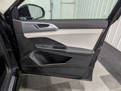 Used 2025 Volkswagen Taos SE image 28