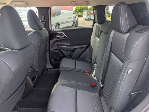 Used 2025 Mitsubishi Outlander ES image 13