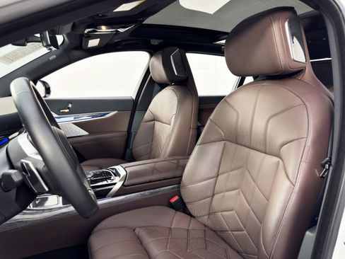 Used 2023 BMW i7 xDrive60 w/ Executive Package 2 image 48