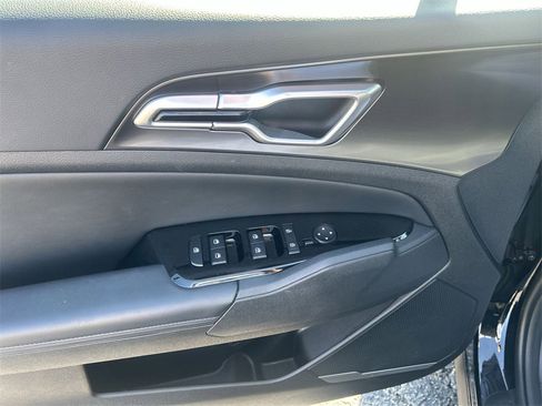 Used 2025 Kia Sportage EX image 19