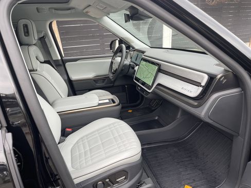 Used 2025 Rivian R1S Premium image 8