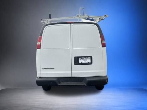 Used 2018 Chevrolet Express 3500 Extended w/ Driver Convenience Package RWD image 4