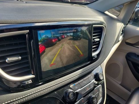 Used 2023 Chrysler Pacifica Touring-L FWD image 23