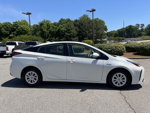 Used 2020 Toyota Prius LE image 18