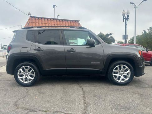 Used 2017 Jeep Renegade Latitude FWD image 3