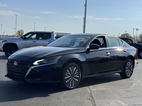 Used 2023 Nissan Altima 2.5 SV w/ SV Premium Package image 11