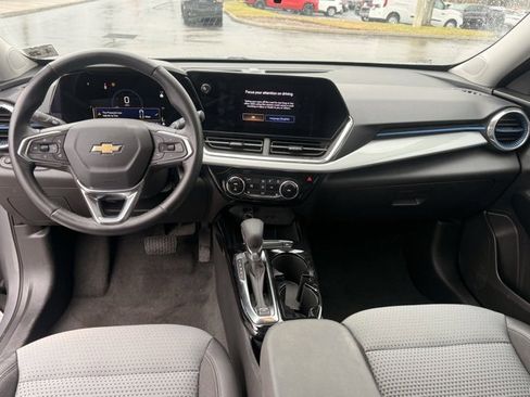 Used 2025 Chevrolet Trax LT w/ LT Convenience Package image 15