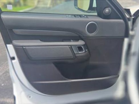 Used 2019 Land Rover Discovery SE image 14