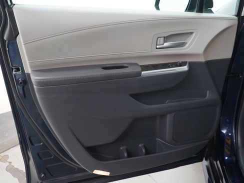 Used 2023 Toyota Sienna XLE FWD image 21