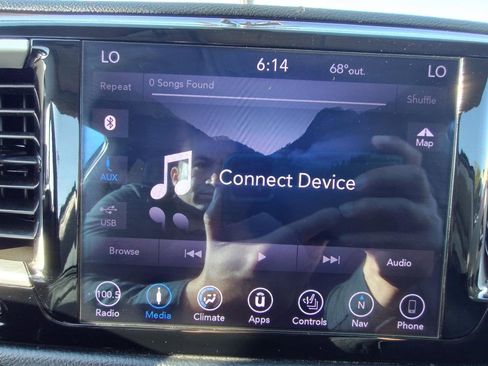Used 2018 Chrysler Pacifica Touring-L FWD image 28