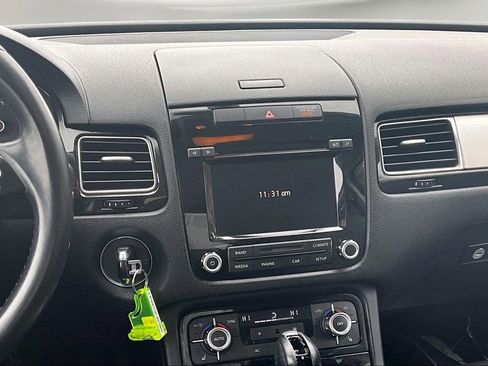 Used 2013 Volkswagen Touareg VR6 image 11