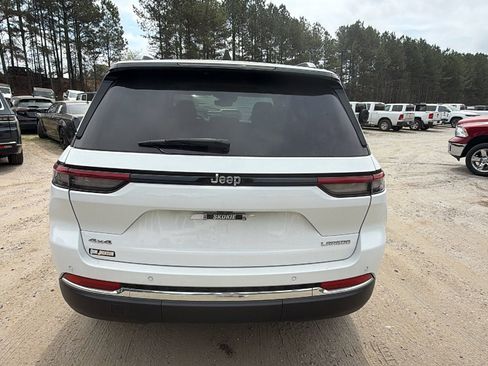 Used 2023 Jeep Grand Cherokee Laredo w/ Trailer Tow Prep Group (B) AWD/4WD image 9