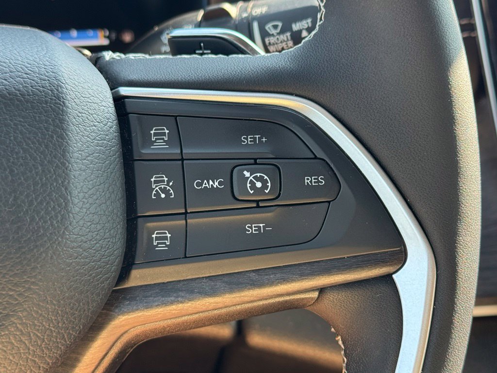 Used 2023 Jeep Grand Cherokee Limited AWD/4WD image 26