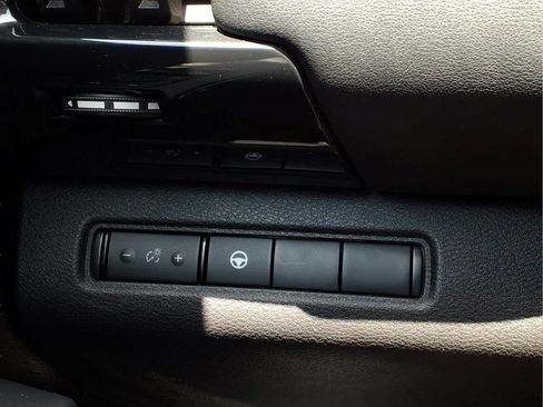 Used 2024 Nissan Pathfinder SV FWD image 19
