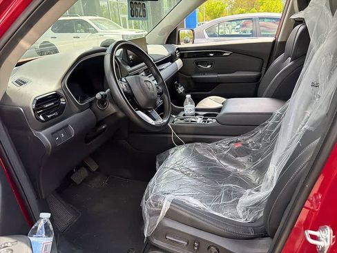 Used 2024 Honda Pilot Touring image 11