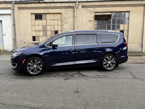 Used 2017 Chrysler Pacifica Limited w/ Tire & Wheel Group image 5