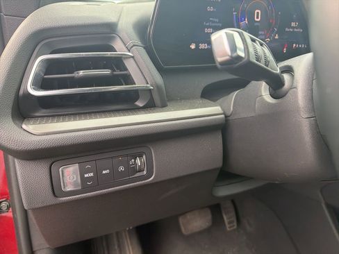 Used 2025 Chevrolet Traverse LT image 18