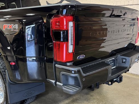 Used 2025 Ford F450 Platinum w/ FX4 Off-Road Package image 18