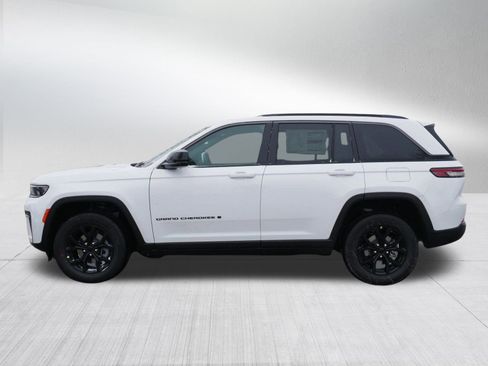 New 2026 Jeep Grand Cherokee Altitude image 4