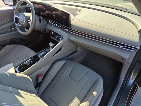 Used 2025 Hyundai Elantra SEL FWD image 32