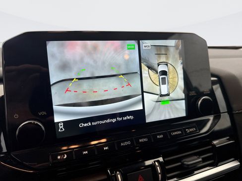 Used 2025 Nissan Pathfinder SL image 16