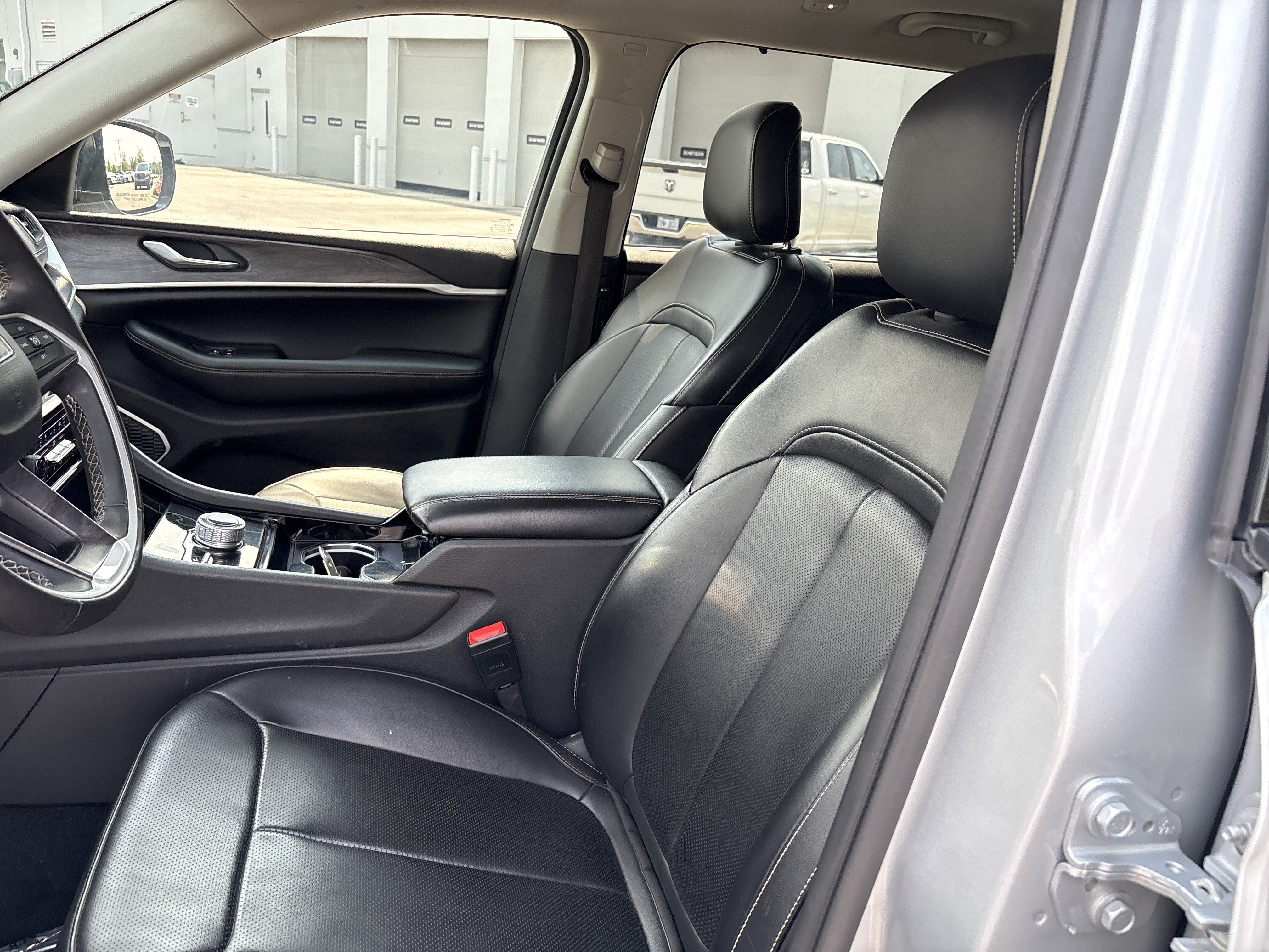 Used 2023 Jeep Grand Cherokee L Limited w/ Luxury Tech Group II AWD/4WD image 19