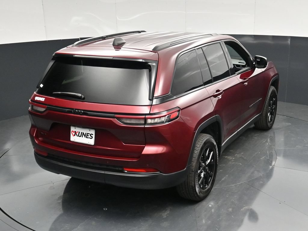 Used 2025 Jeep Grand Cherokee Altitude AWD/4WD image 43