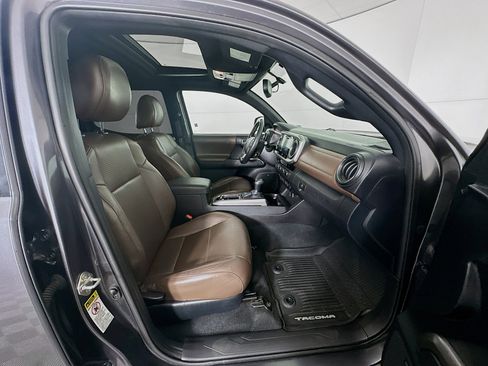 Used 2016 Toyota Tacoma Limited image 30