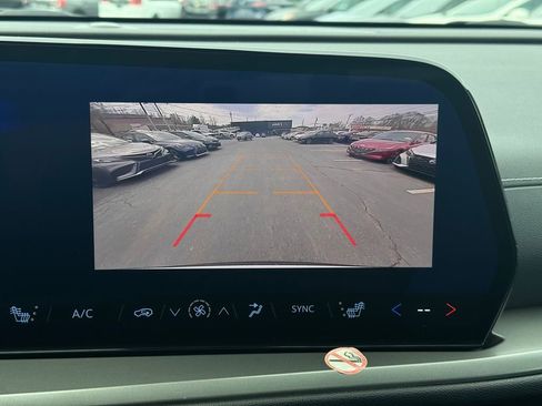 Used 2025 Chevrolet Traverse LT image 32