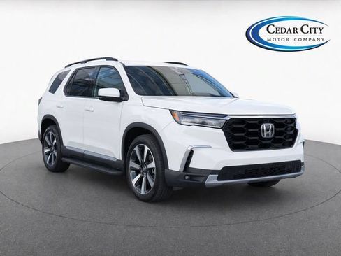 Used 2025 Honda Pilot Touring image 2