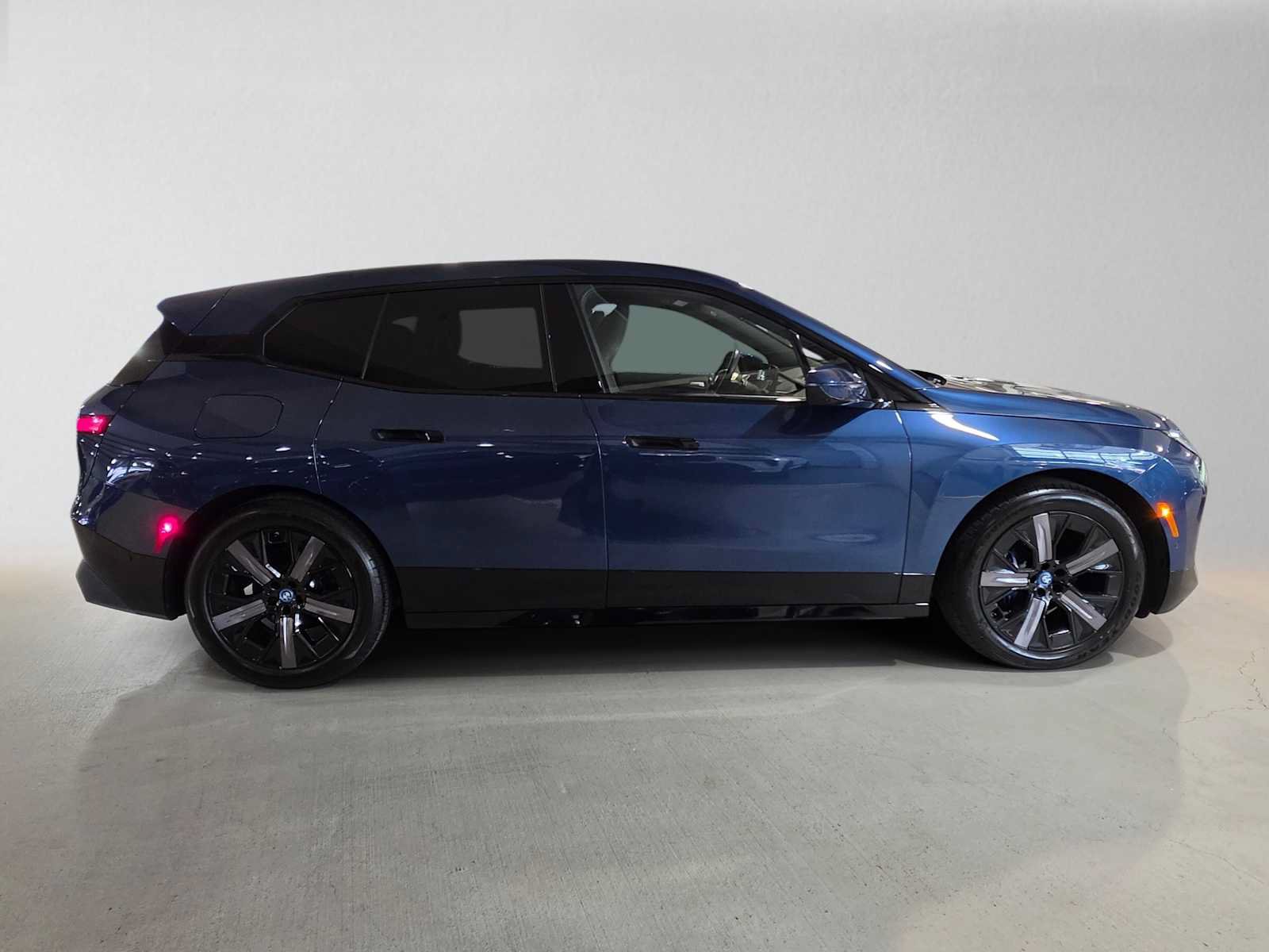 Used 2024 BMW iX xDrive50 w/ Sport Package AWD/4WD image 2