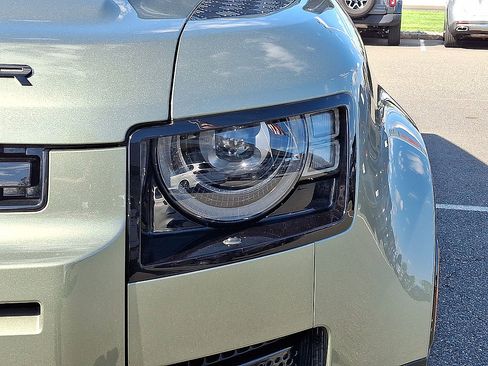 Used 2025 Land Rover Defender 110 X-Dynamic SE AWD/4WD image 34