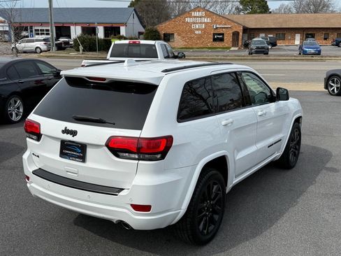 Used 2017 Jeep Grand Cherokee Altitude image 5