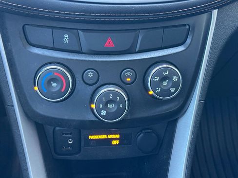 Used 2021 Chevrolet Trax LT w/ Premium Seat Package AWD/4WD image 22