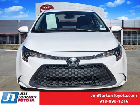 Used 2021 Toyota Corolla LE image 2